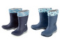 Deux paires de bottes de pluie bleues avec un imprimé de requins et d'ancres en blanc et bleu.
