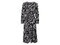 Une longue robe à imprimé géométrique noir et blanc.