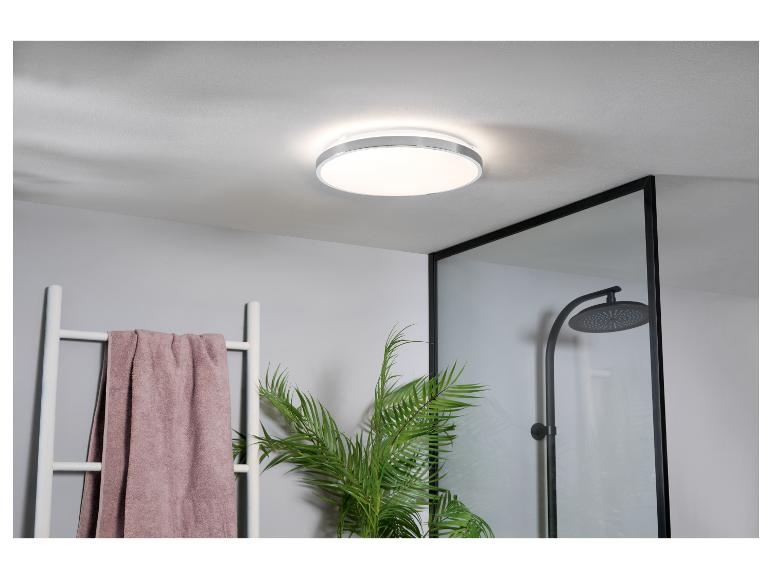 Stijlvolle LED-plafondlamp in een moderne badkamer.