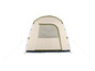 Een beige tent met groene accenten en een raam.