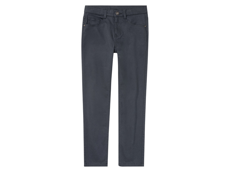 Un jean bleu foncé pour garçon.