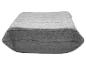 Pouf gris avec boutons et coutures horizontales, vu de côté.