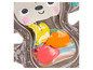 Un ourson gonflable transparent avec des jouets de bain en forme de fruits.