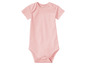 Een roze babypakje met korte mouwen.