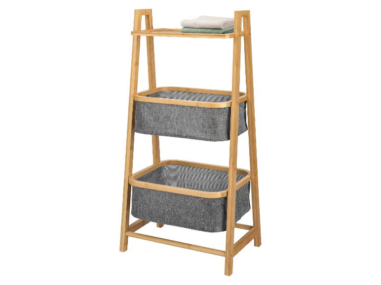 Étagère en bambou avec deux paniers en tissu gris et des serviettes sur l'étagère supérieure.