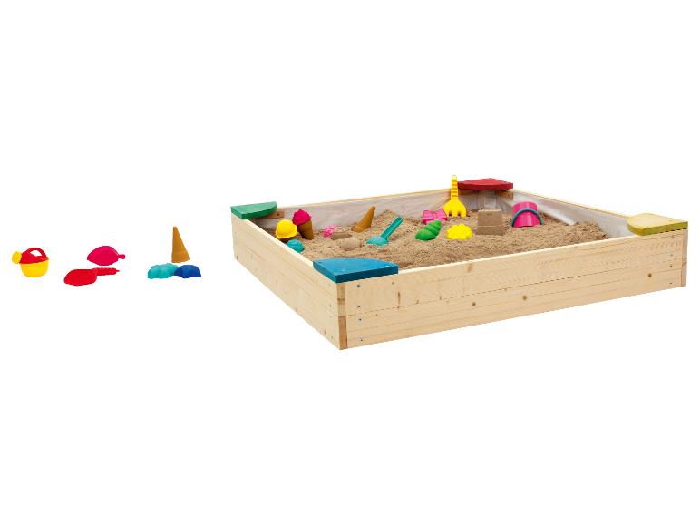 Houten zandbak met kleurrijk zandspeelgoed