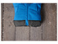 Blauw en zwart winterpak op een houten vloer.