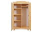 Een open houten kledingkast met planken en een hangstang.