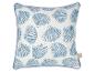 Wit kussen met blauw schelpenpatroon en blauwe bies.