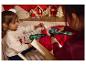 Deux enfants jouent avec des outils électriques jouets, dont une perceuse et une meuleuse d'angle.