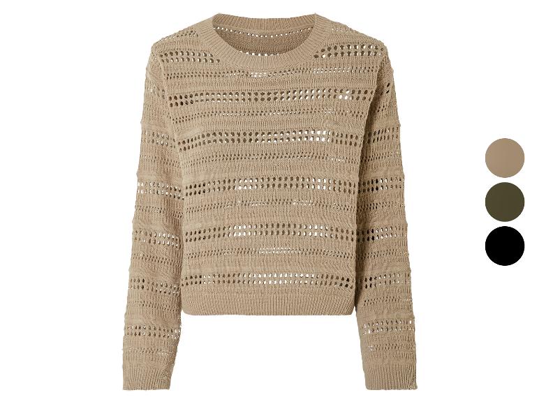 Pull en maille beige avec des détails ajourés.