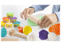 Een kind speelt met Play-Doh klei en gereedschap.
