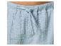 Close-up van lichtblauwe gekreukelde stoffen shorts met trekkoord in de taille.
