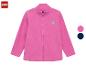 Roze fleecejack met rits en een klein patroon op de borst.