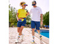 Man en vrouw dragen Lidl kleding, waaronder een T-shirt, korte broek, sokken en slippers.