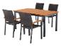Ensemble de mobilier de jardin avec table rectangulaire à plateau en bois et quatre chaises en rotin.