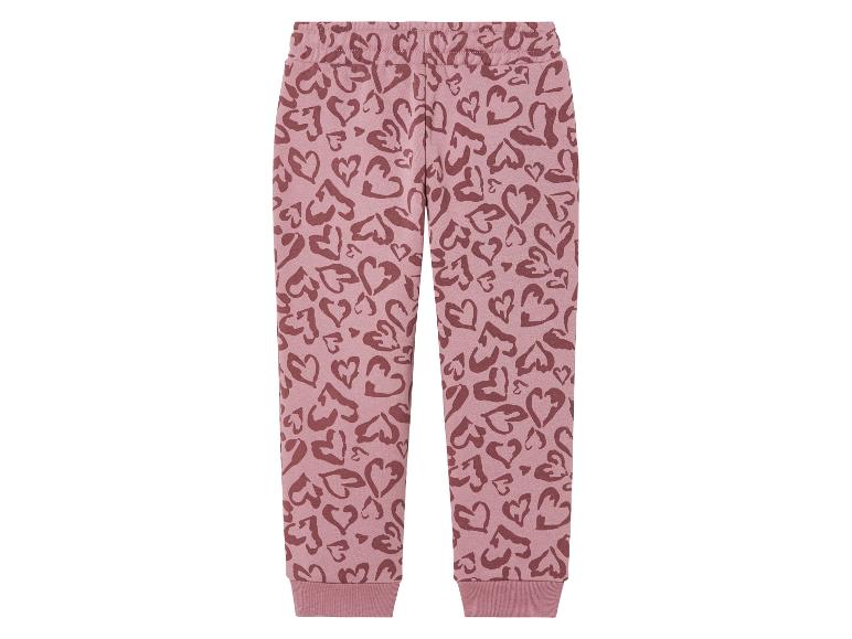 Pantalon de survêtement rose avec un motif de cœurs.
