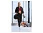 Femme en survêtement noir et brassière de sport rouge, avec sac et bouteille d'eau, dans une salle de sport.