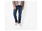 Homme en veste marron, jean bleu et baskets beiges.