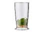 Verre doseur avec basilic et pignons de pin, affichant des mesures de 50ml à 700ml.