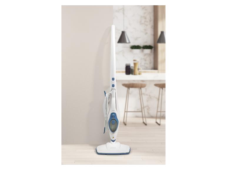 Witte en blauwe SilverCrest stoommop in een moderne keuken