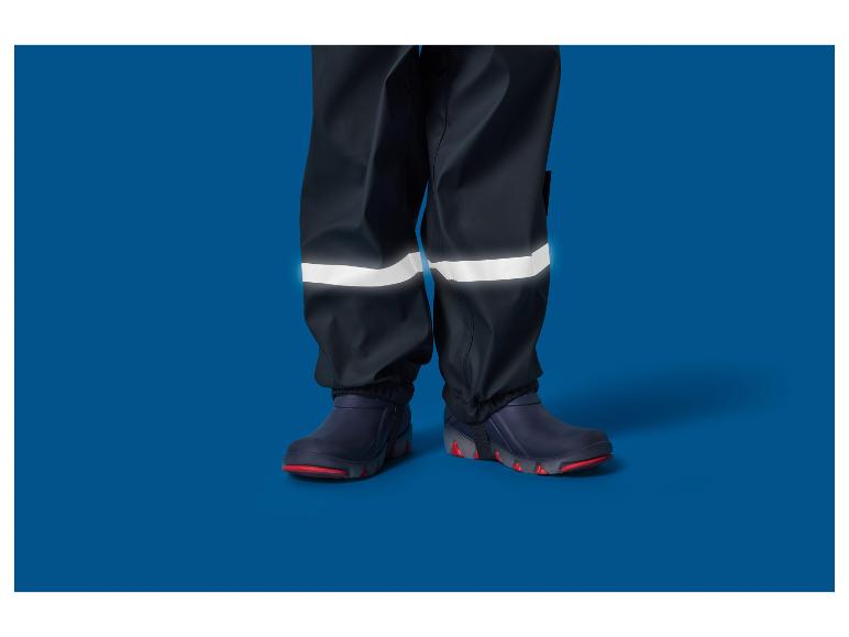 Pantalon imperméable pour enfant avec détails réfléchissants et bottes.