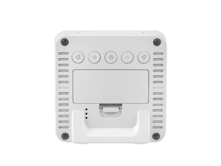 Un réveil numérique blanc avec des boutons pour régler l'alarme.