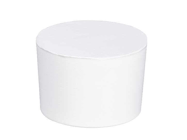Un récipient blanc cylindrique isolé sur fond blanc.