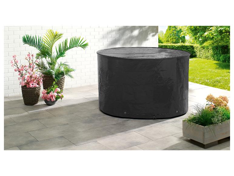 Une housse de protection noire pour une table de jardin ronde.
