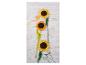 Trois tournesols au crochet avec du fil et un crochet sur une surface en bois.