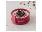Een roze bakvorm met een Oreo cheesecake