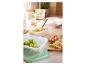 Transparante opbergdozen met salade, fruit en snacks.