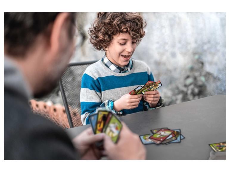Een jongen en een man spelen UNO-kaartspel buiten.
