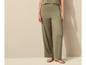 Pantalon vert en côte et sandales beiges.