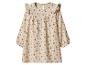 Beige jurk met lange mouwen, ruches op de schouders en een klein bloemenpatroon.