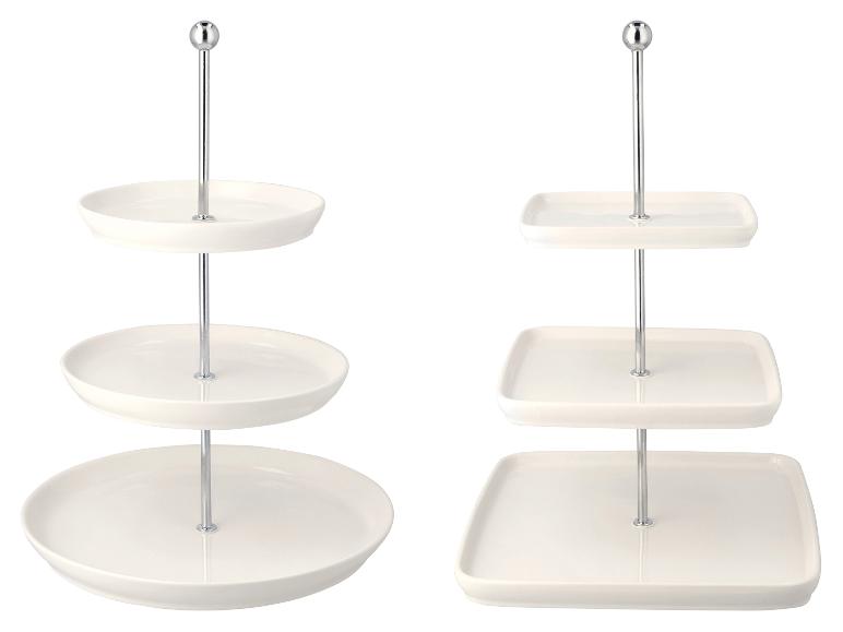 Deux présentoirs à étages blancs, l'un avec des assiettes rondes et l'autre avec des assiettes carrées