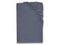 Protège-matelas gris en coton.