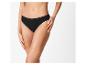 Een vrouw draagt een zwarte bikinislip, met haar handen op haar dijen.