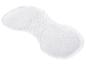Un masque facial en tissu doux et blanc.