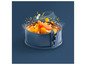Un moule à charnière bleu avec un gâteau à l'orange.