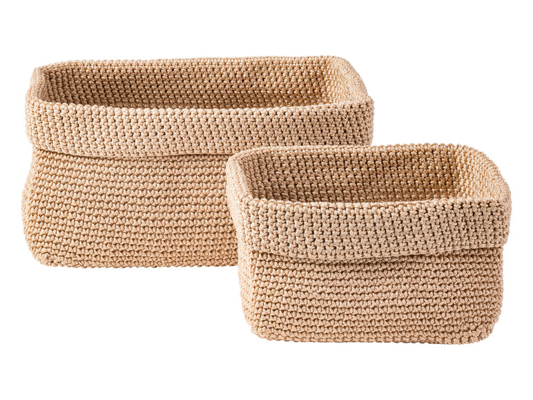 Deux paniers de rangement beiges en crochet.