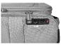 Une valise grise avec une serrure TSA.