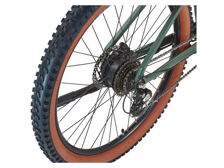Détail d'un vélo vert avec pneus marron et dérailleur Shimano Altus.