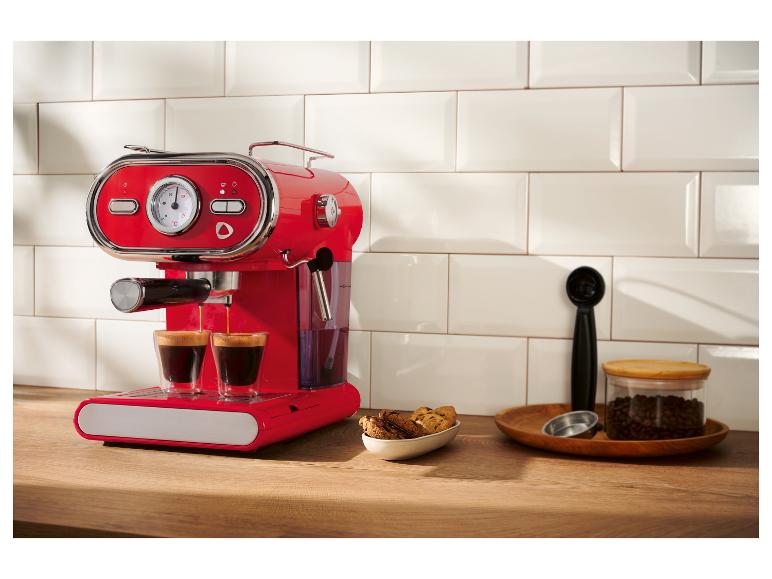 Rood retro espressomachine zet koffie op een houten aanrecht.