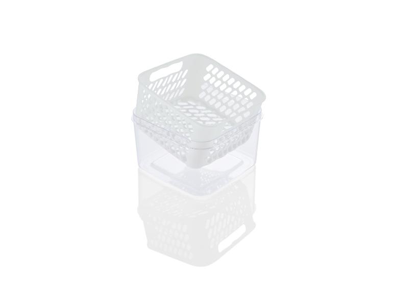 Twee witte opbergmanden van plastic, een met een deksel