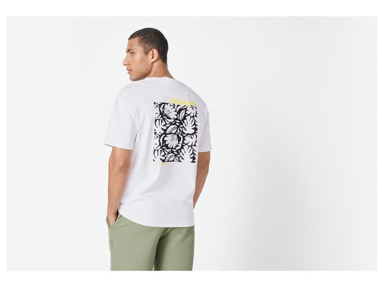 T-shirt blanc Plantopía à motif floral et short vert clair.