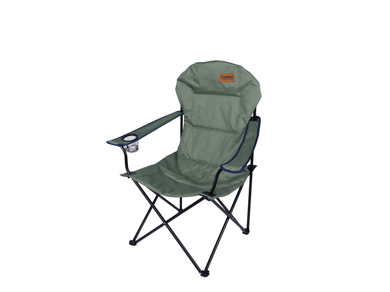 Une chaise pliante verte avec un porte-gobelet de la marque Tambu.