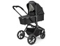 Een zwarte kinderwagen met een grote zonnekap.