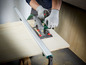 Une personne utilisant une scie circulaire Festool pour couper du bois.