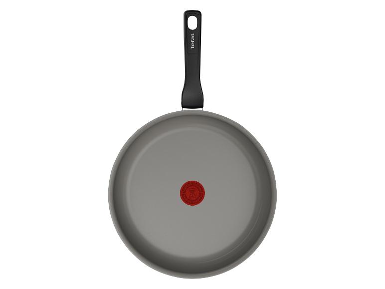 Grijze Tefal koekenpan met zwart handvat en rode warmte-indicator